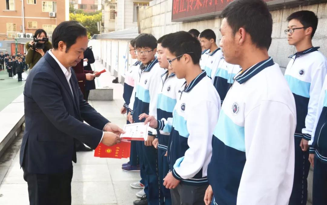 興進集團董事長羅欣先生為優(yōu)秀學(xué)子頒發(fā)獎學(xué)金